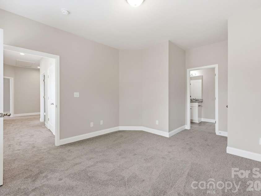 8207 Dumphries Drive, Huntersville, NC 28078.  MLS# CAR4375881, YatesRealty ID 23734. 