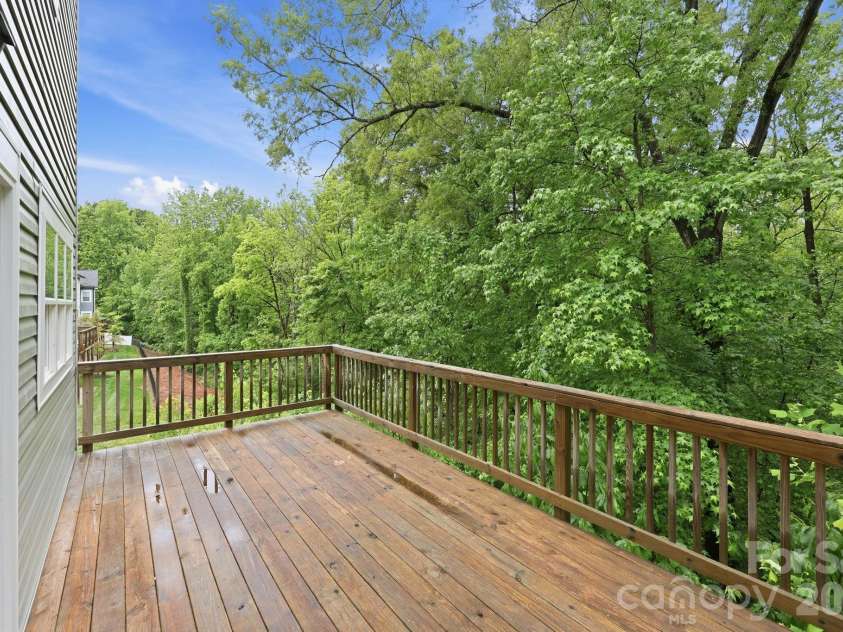 8207 Dumphries Drive, Huntersville, NC 28078.  MLS# CAR4375881, YatesRealty ID 23734. 