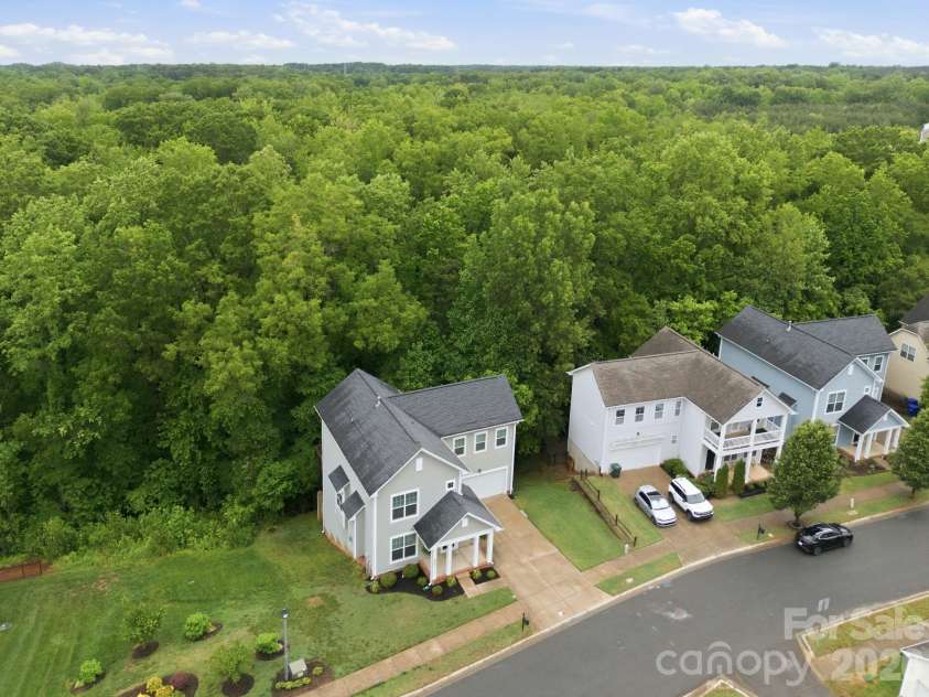 8207 Dumphries Drive, Huntersville, NC 28078.  MLS# CAR4375881, YatesRealty ID 23734. 