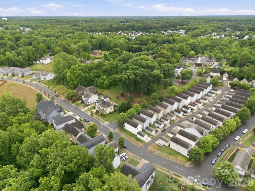 8207 Dumphries Drive, Huntersville, NC 28078.  MLS# CAR4375881, YatesRealty ID 23734. 