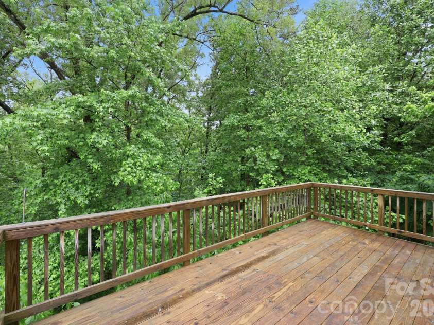 8207 Dumphries Drive, Huntersville, NC 28078.  MLS# CAR4434766, YatesRealty ID 23734. 