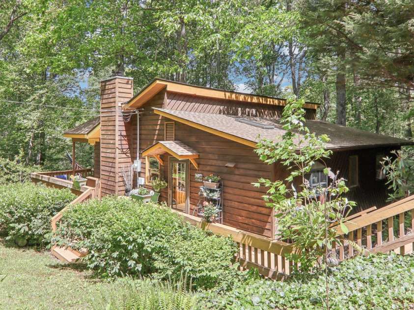 46 Thrush Drive, Maggie Valley, NC 28751.  MLS# CAR4262845, YatesRealty ID 23735. 