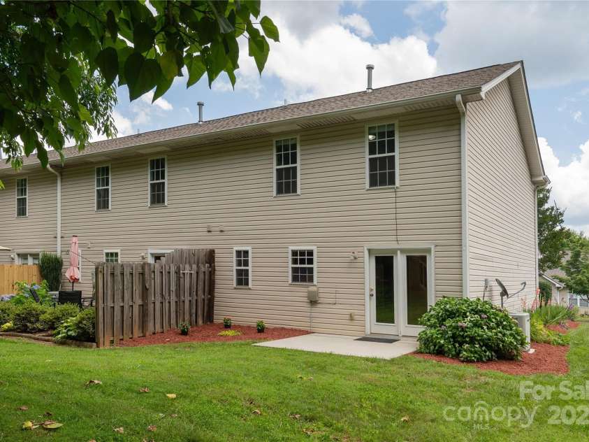 256 Farington Circle, Fletcher, NC 28732.  MLS# CAR4276392, YatesRealty ID 23737. 