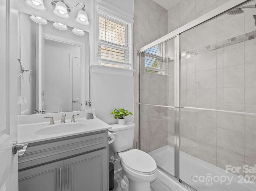 10904 Kilkenny Drive, Matthews, NC 28105.  MLS# CAR4242460, YatesRealty ID 23738. Main level full bath