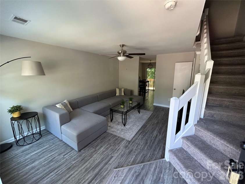 6466 Windsor Gate Lane, Charlotte, NC 28215.  MLS# CAR4384239, YatesRealty ID 23738. 