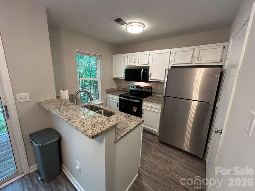 6466 Windsor Gate Lane, Charlotte, NC 28215.  MLS# CAR4384239, YatesRealty ID 23738. 