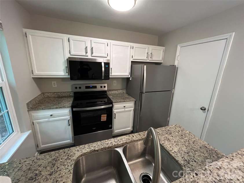 6466 Windsor Gate Lane, Charlotte, NC 28215.  MLS# CAR4384239, YatesRealty ID 23738. 
