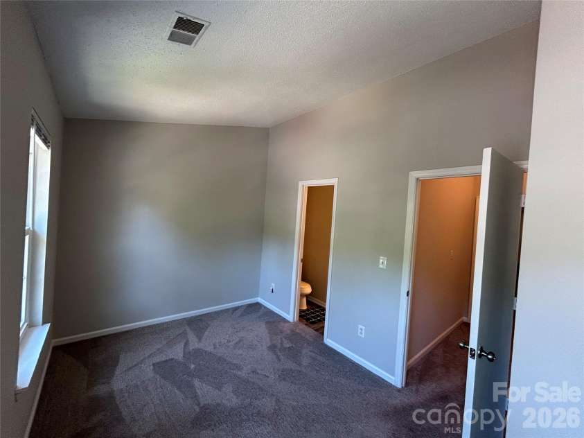 6466 Windsor Gate Lane, Charlotte, NC 28215.  MLS# CAR4384239, YatesRealty ID 23738. 