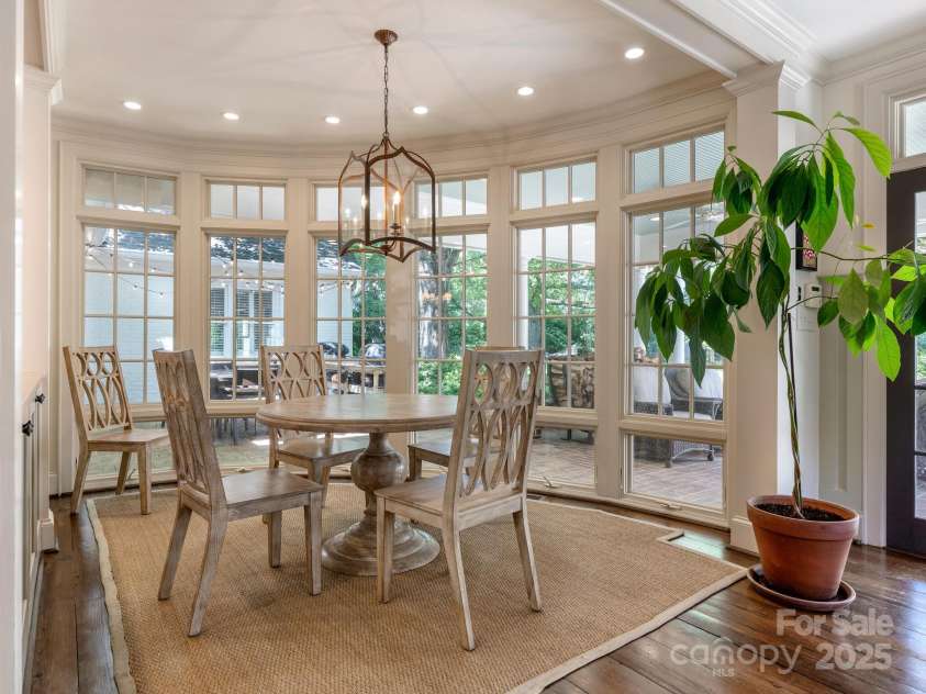 2410 Vernon Drive, Charlotte, NC 28211.  MLS# CAR4257447, YatesRealty ID 23739. Breakfast Room