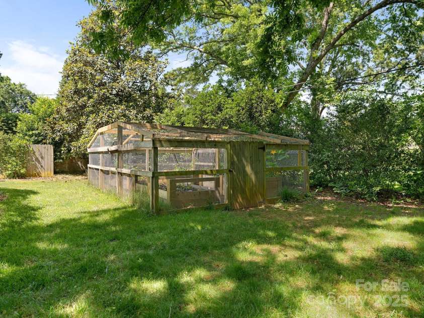 2410 Vernon Drive, Charlotte, NC 28211.  MLS# CAR4257447, YatesRealty ID 23739. Covered Garden