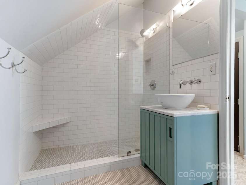 2410 Vernon Drive, Charlotte, NC 28211.  MLS# CAR4257447, YatesRealty ID 23739. Full Bath 3