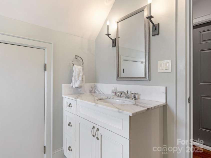 2410 Vernon Drive, Charlotte, NC 28211.  MLS# CAR4257447, YatesRealty ID 23739. Full Bath 4