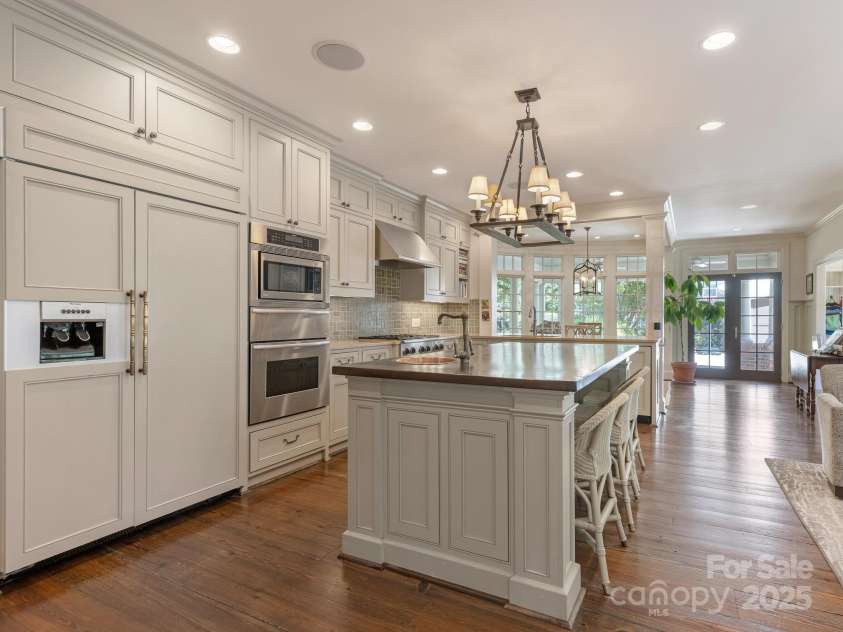 2410 Vernon Drive, Charlotte, NC 28211.  MLS# CAR4257447, YatesRealty ID 23739. Kitchen