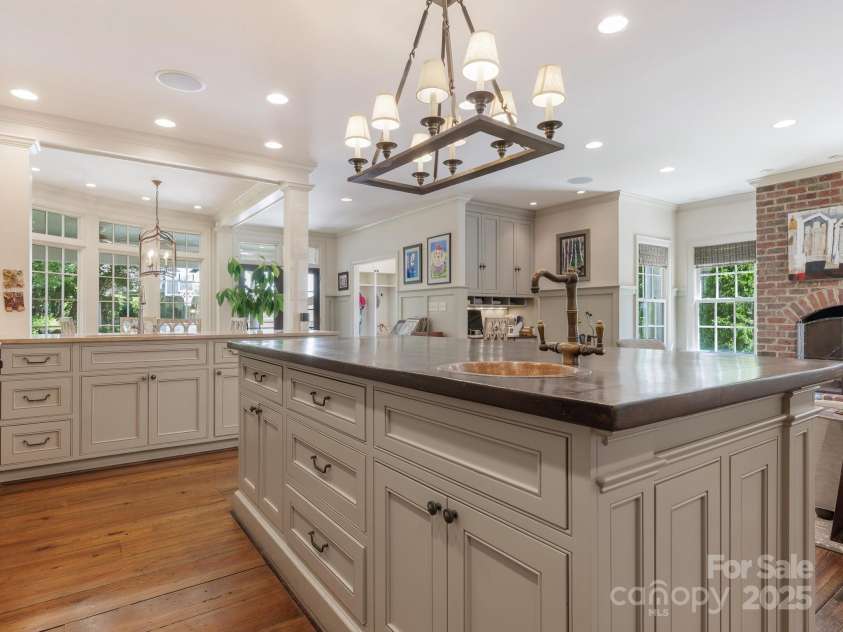 2410 Vernon Drive, Charlotte, NC 28211.  MLS# CAR4257447, YatesRealty ID 23739. Kitchen