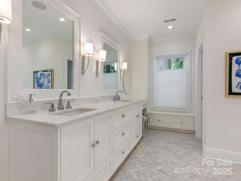 2410 Vernon Drive, Charlotte, NC 28211.  MLS# CAR4257447, YatesRealty ID 23739. Primary Bathroom