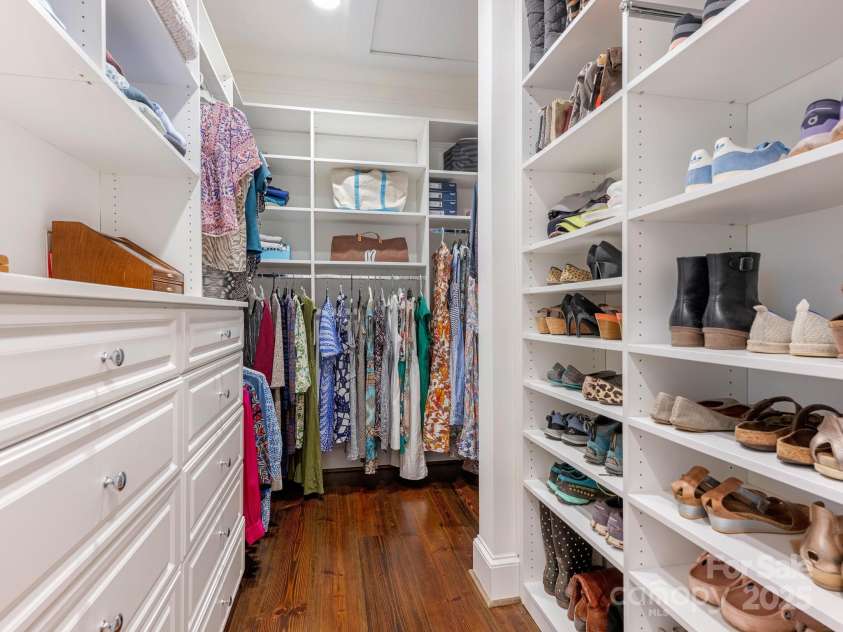 2410 Vernon Drive, Charlotte, NC 28211.  MLS# CAR4257447, YatesRealty ID 23739. Primary Walk-In Closet