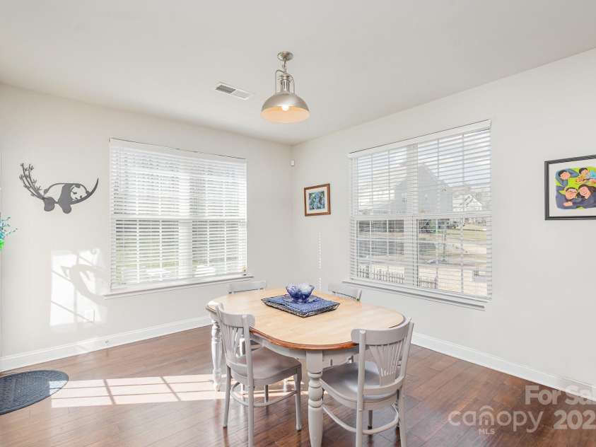 11618 Macallano Drive, Charlotte, NC 28215.  MLS# CAR4268252, YatesRealty ID 23742. Breakfast area