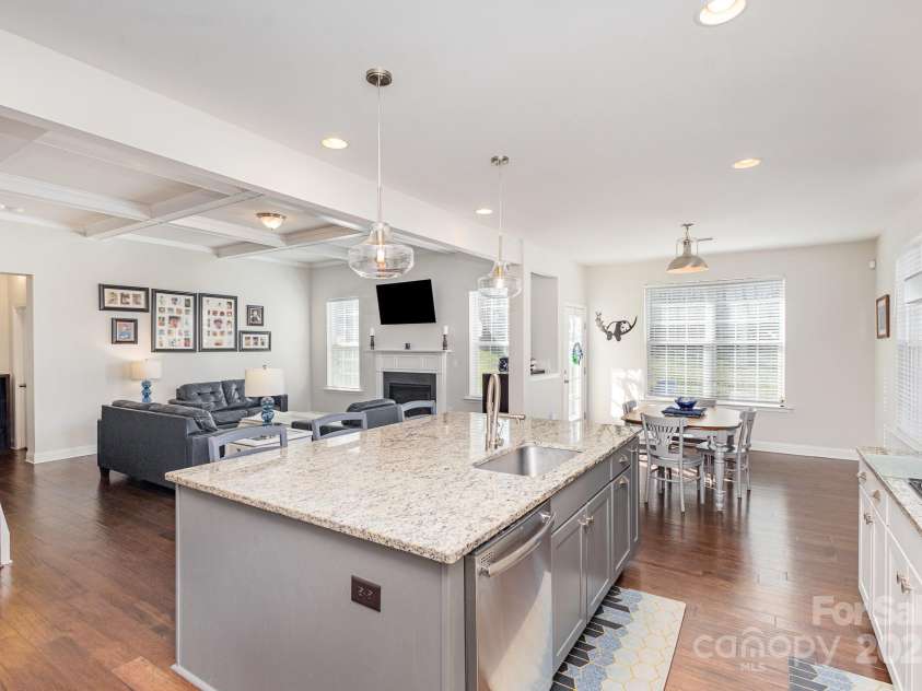 11618 Macallano Drive, Charlotte, NC 28215.  MLS# CAR4268252, YatesRealty ID 23742. Kitchen