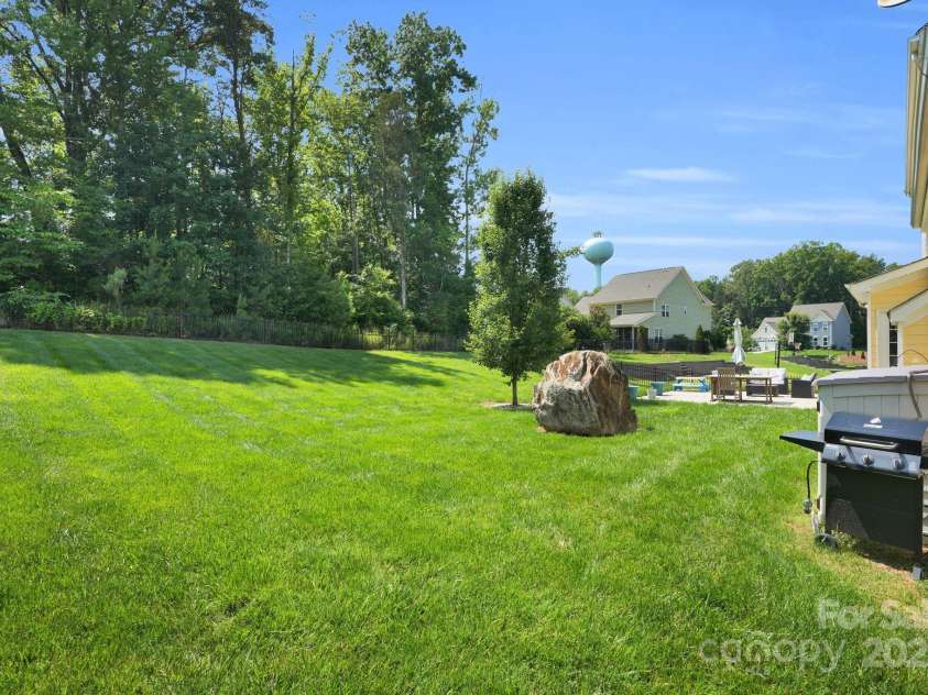 11618 Macallano Drive, Charlotte, NC 28215.  MLS# CAR4268252, YatesRealty ID 23742. Large backyard, perfect for relaxing or entertaining