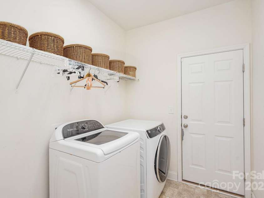 11618 Macallano Drive, Charlotte, NC 28215.  MLS# CAR4268252, YatesRealty ID 23742. Laundry room