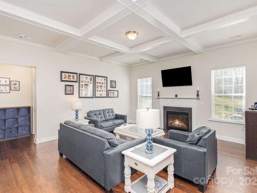 11618 Macallano Drive, Charlotte, NC 28215.  MLS# CAR4268252, YatesRealty ID 23742. Living Room