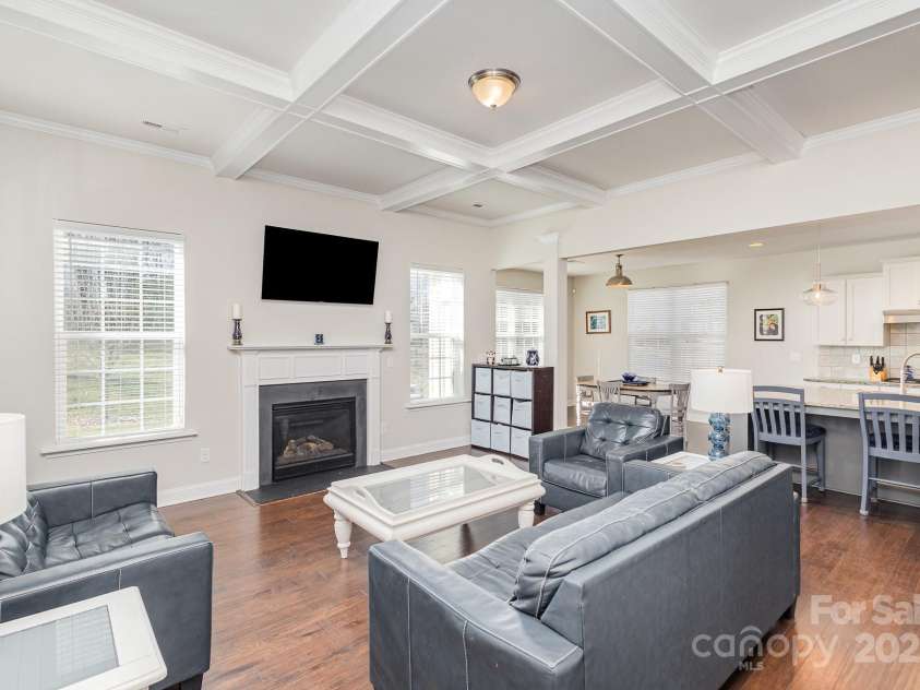 11618 Macallano Drive, Charlotte, NC 28215.  MLS# CAR4268252, YatesRealty ID 23742. Living Room