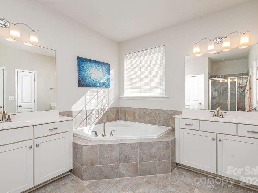11618 Macallano Drive, Charlotte, NC 28215.  MLS# CAR4268252, YatesRealty ID 23742. Primary Bathroom w/ dual vanities & soaking tub