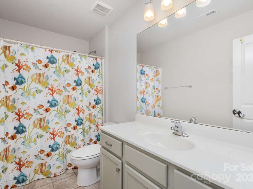 11618 Macallano Drive, Charlotte, NC 28215.  MLS# CAR4268252, YatesRealty ID 23742. Upstairs Full Bathroom