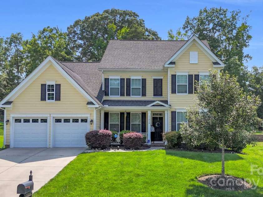 11618 Macallano Drive, Charlotte, NC 28215.  MLS# CAR4268252, YatesRealty ID 23742. Welcome to 11618 Macallano Drive