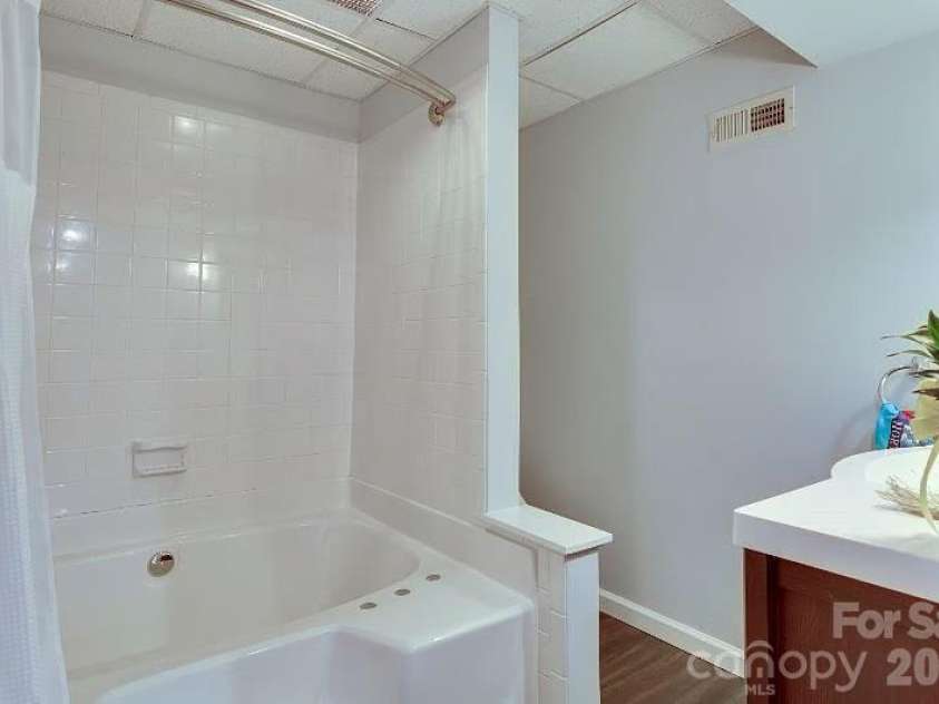 11632 Long Forest Drive, Charlotte, NC 28269.  MLS# CAR4369934, YatesRealty ID 23743. Basement Full Bath