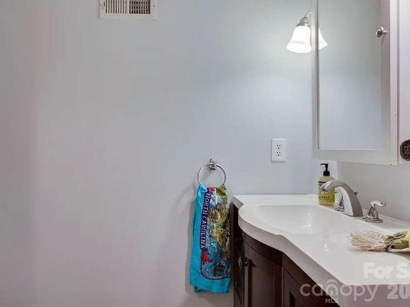 11632 Long Forest Drive, Charlotte, NC 28269.  MLS# CAR4369934, YatesRealty ID 23743. Basement Full Bath