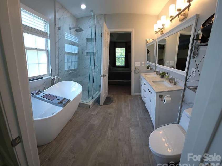 11632 Long Forest Drive, Charlotte, NC 28269.  MLS# CAR4369934, YatesRealty ID 23743. Primary Bathroom