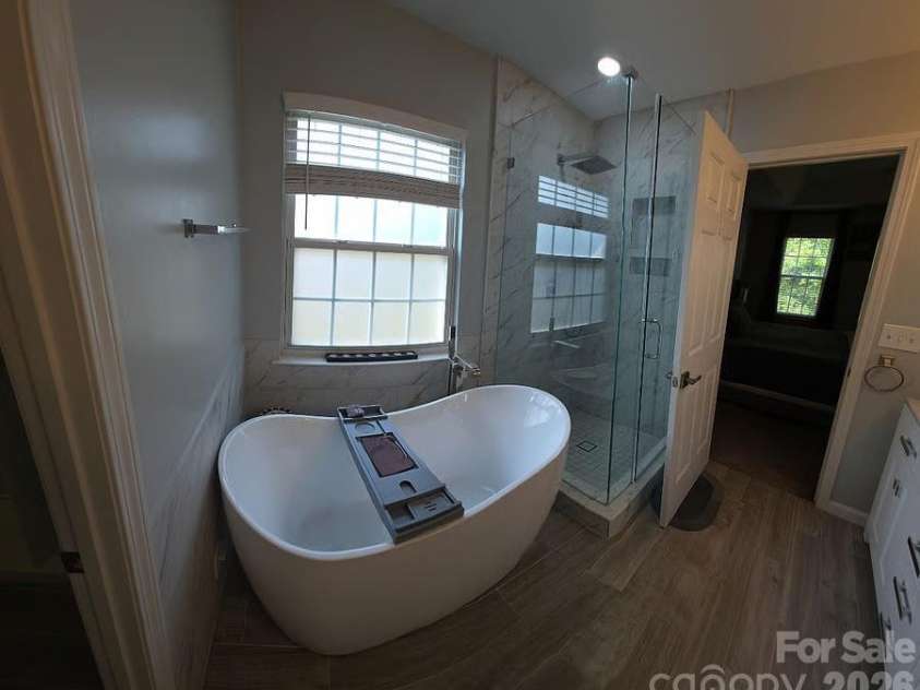 11632 Long Forest Drive, Charlotte, NC 28269.  MLS# CAR4369934, YatesRealty ID 23743. Tub