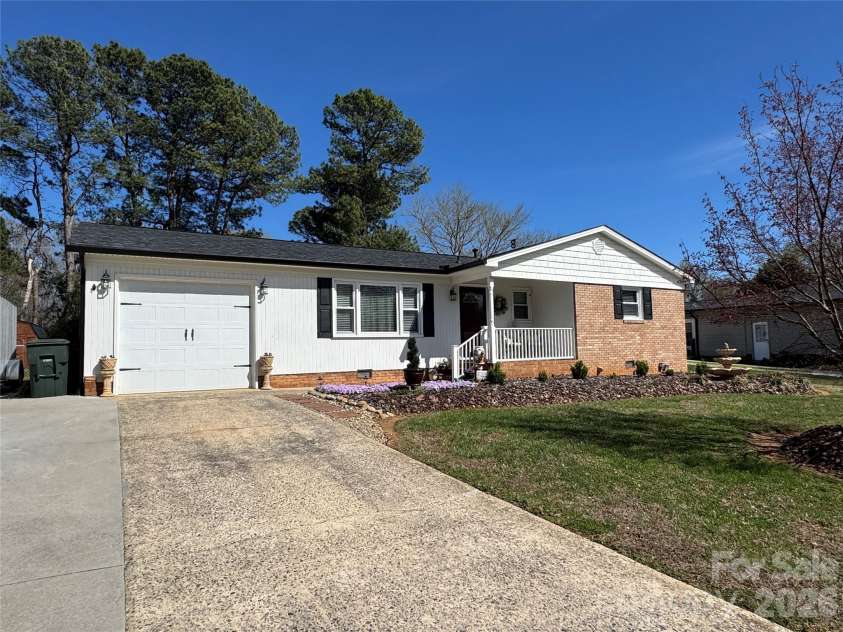 219 Catawba Drive, Salisbury, NC 28147.  MLS# CAR4364725, YatesRealty ID 23745. 