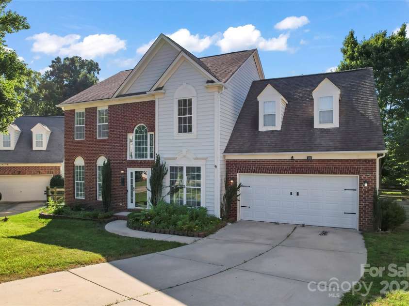 8000 Pelorus Lane, Charlotte, NC 28269.  MLS# CAR4274298, YatesRealty ID 23745. 