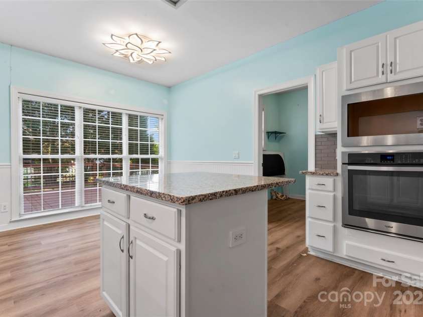 8000 Pelorus Lane, Charlotte, NC 28269.  MLS# CAR4274298, YatesRealty ID 23745. 