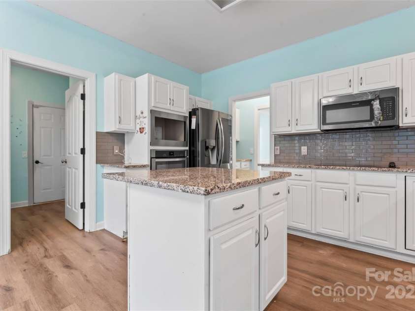 8000 Pelorus Lane, Charlotte, NC 28269.  MLS# CAR4274298, YatesRealty ID 23745. 