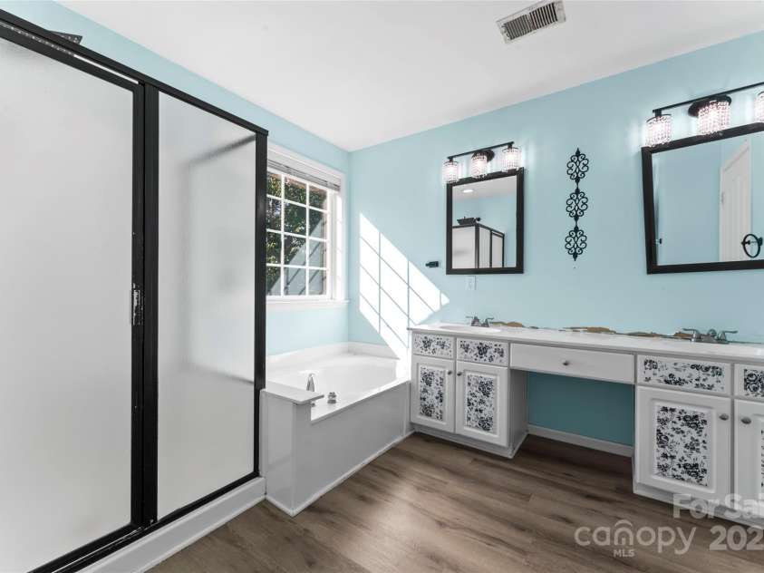 8000 Pelorus Lane, Charlotte, NC 28269.  MLS# CAR4274298, YatesRealty ID 23745. 