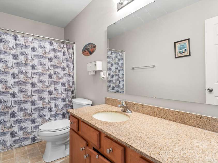 14422 Lake Crossing Drive, Charlotte, NC 28278.  MLS# CAR4313823, YatesRealty ID 23747. 2nd Full bath