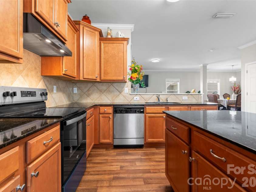 14422 Lake Crossing Drive, Charlotte, NC 28278.  MLS# CAR4313823, YatesRealty ID 23747. 