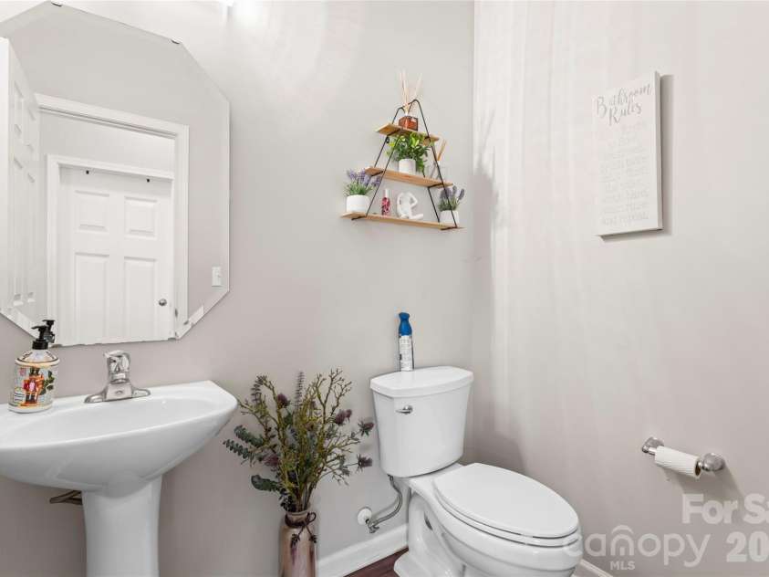 14422 Lake Crossing Drive, Charlotte, NC 28278.  MLS# CAR4313823, YatesRealty ID 23747. Guest bath