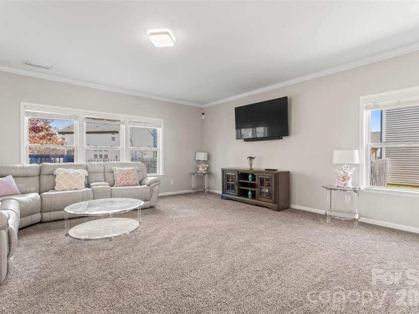 14422 Lake Crossing Drive, Charlotte, NC 28278.  MLS# CAR4313823, YatesRealty ID 23747. Open floorplan on the main