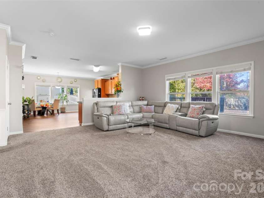 14422 Lake Crossing Drive, Charlotte, NC 28278.  MLS# CAR4313823, YatesRealty ID 23747. Open floorplan on the main