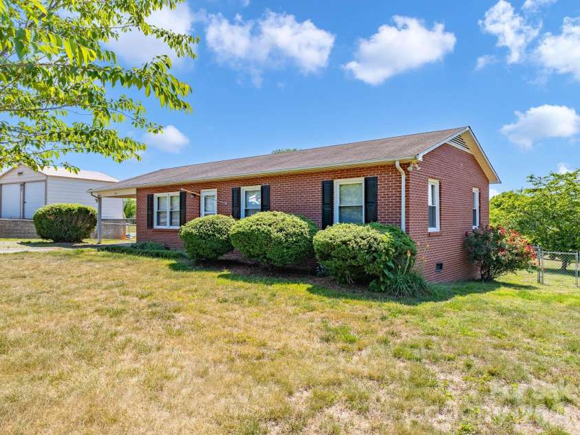 2101 LaMesa Court, Lenoir, NC 28645.  MLS# CAR4378886, YatesRealty ID 23751. 