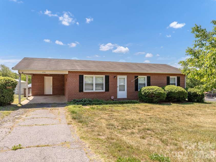 2101 LaMesa Court, Lenoir, NC 28645.  MLS# CAR4378886, YatesRealty ID 23751. 