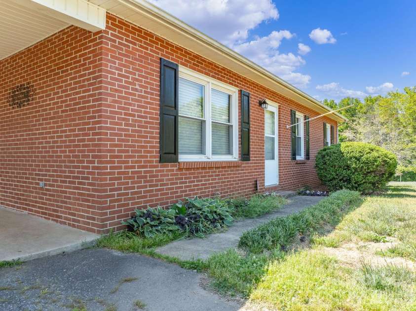 2101 LaMesa Court, Lenoir, NC 28645.  MLS# CAR4378886, YatesRealty ID 23751. 