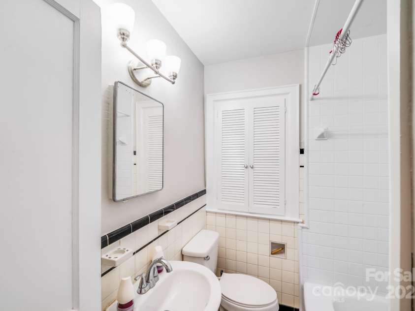2405 Greenland Avenue, Charlotte, NC 28208.  MLS# CAR4273666, YatesRealty ID 23751. 