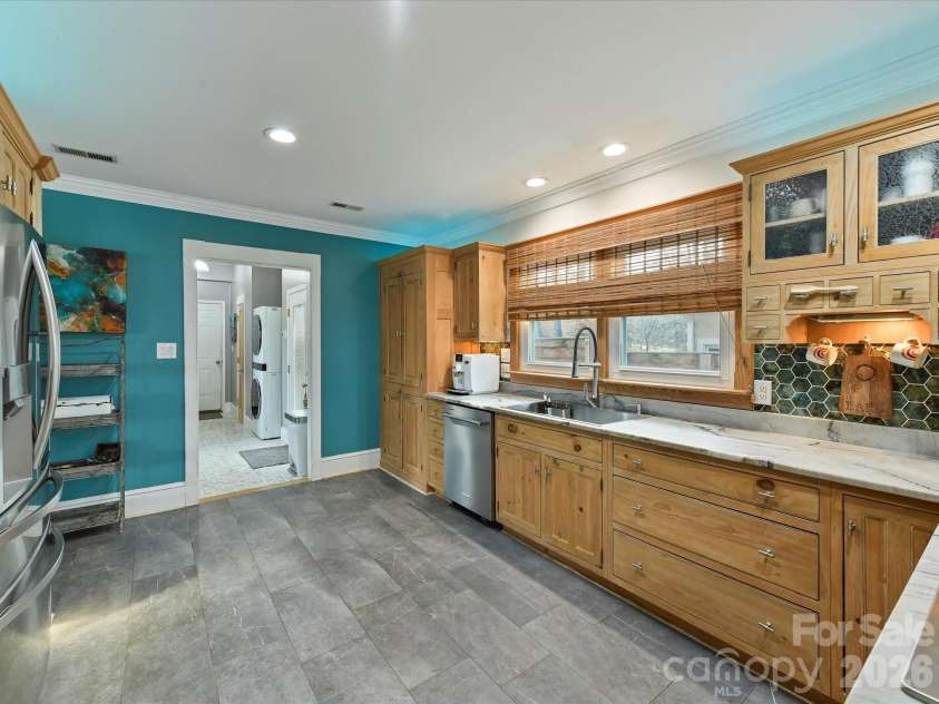 5401 Mountain Point Lane, Charlotte, NC 28216.  MLS# CAR4341424, YatesRealty ID 23753. Kitchen with Leathered Quartzite Counters