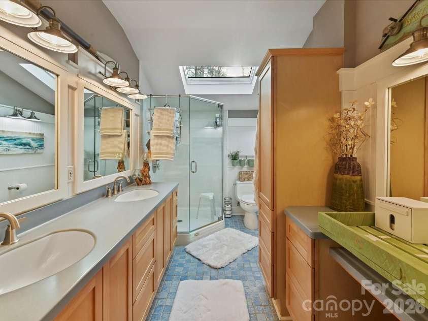 5401 Mountain Point Lane, Charlotte, NC 28216.  MLS# CAR4341424, YatesRealty ID 23753. Primary Bathroom