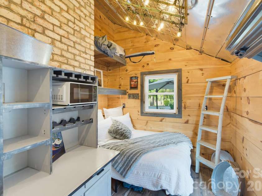 5401 Mountain Point Lane, Charlotte, NC 28216.  MLS# CAR4425572, YatesRealty ID 23753. 